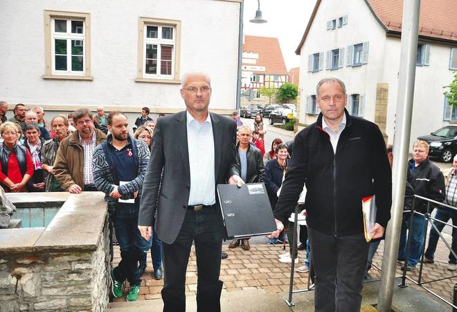 übergabe der Unterschriftenliste
